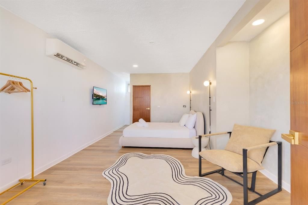 En Venta: $2,350,000 (6 camas, 5 baños, 4300 Pies cuadrados)