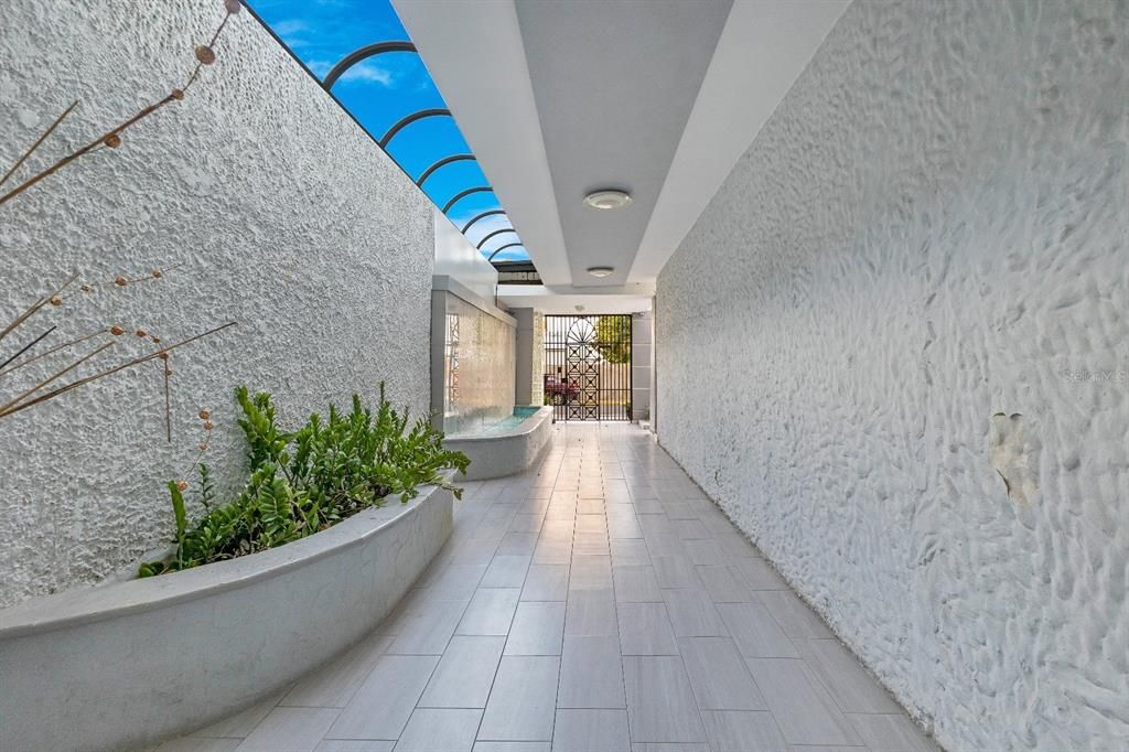 En Venta: $2,350,000 (6 camas, 5 baños, 4300 Pies cuadrados)