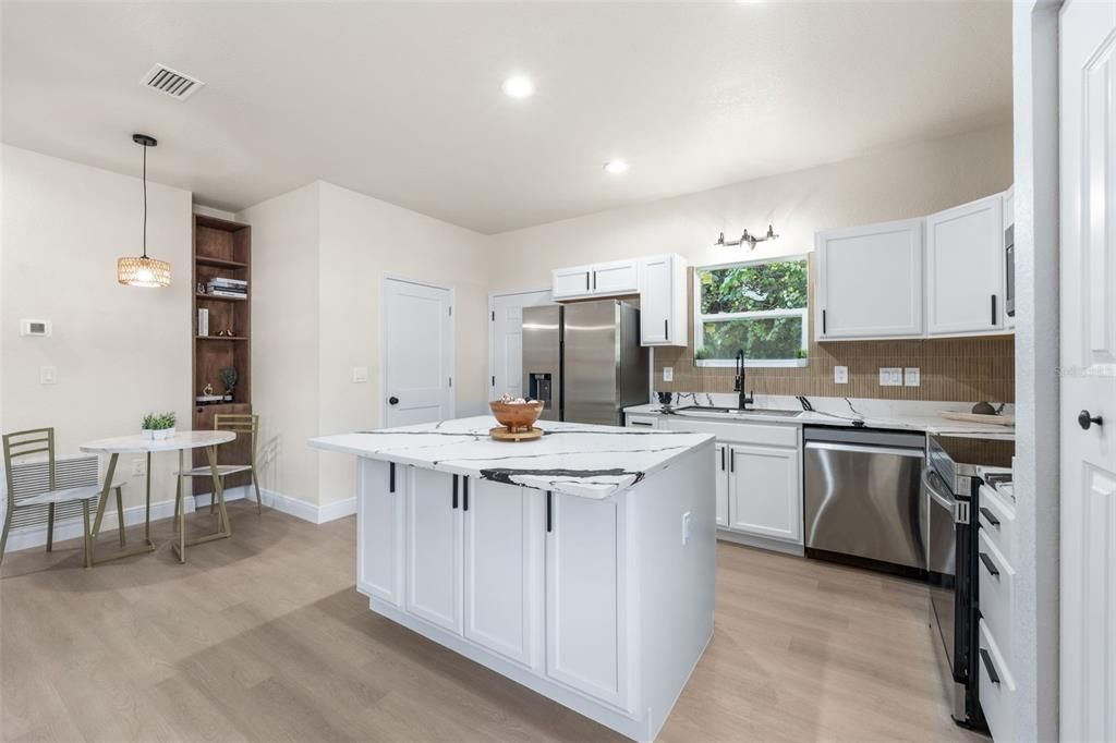 На продажу: $274,900 (3 спален, 2 ванн, 976 Квадратных фут)