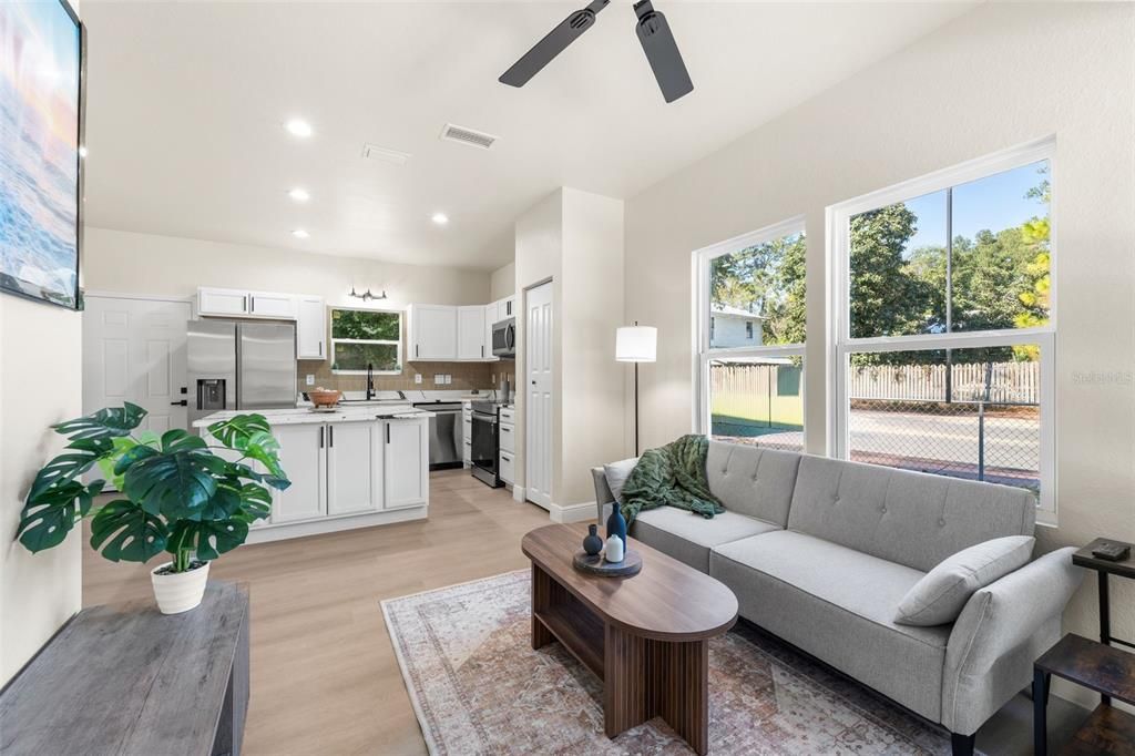 На продажу: $274,900 (3 спален, 2 ванн, 976 Квадратных фут)