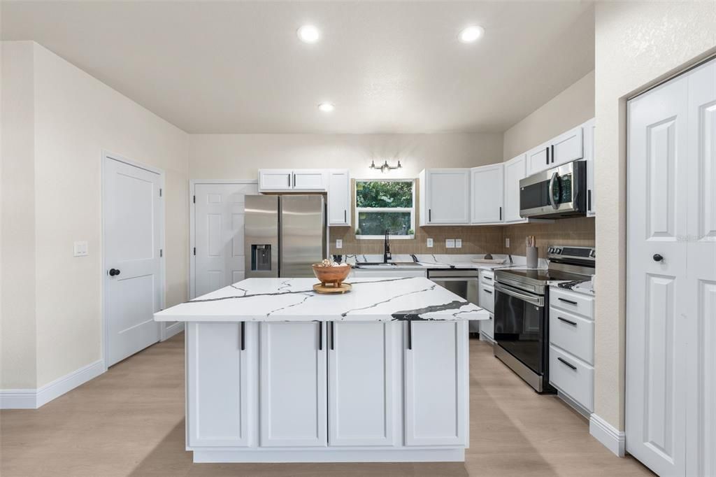 На продажу: $274,900 (3 спален, 2 ванн, 976 Квадратных фут)