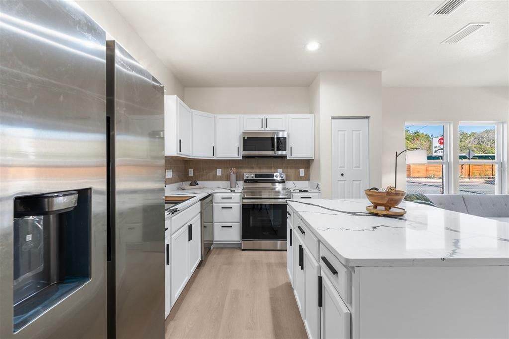 На продажу: $274,900 (3 спален, 2 ванн, 976 Квадратных фут)