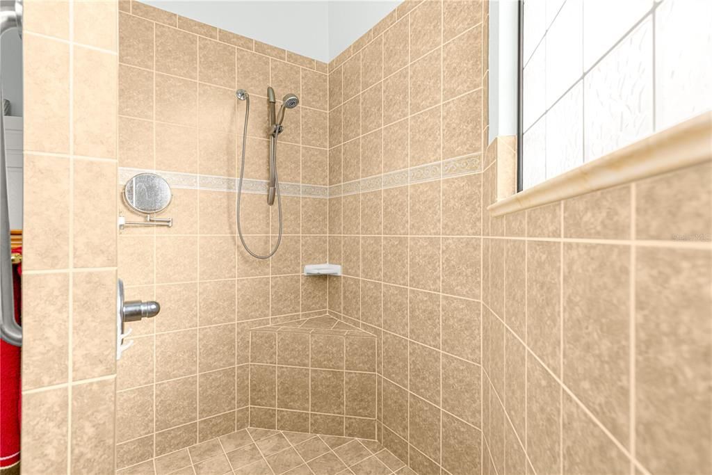 合同活跃: $419,900 (3 贝兹, 2 浴室, 2015 平方英尺)