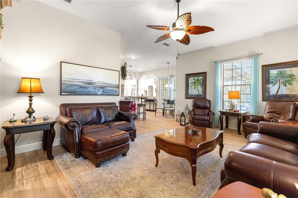 合同活跃: $419,900 (3 贝兹, 2 浴室, 2015 平方英尺)