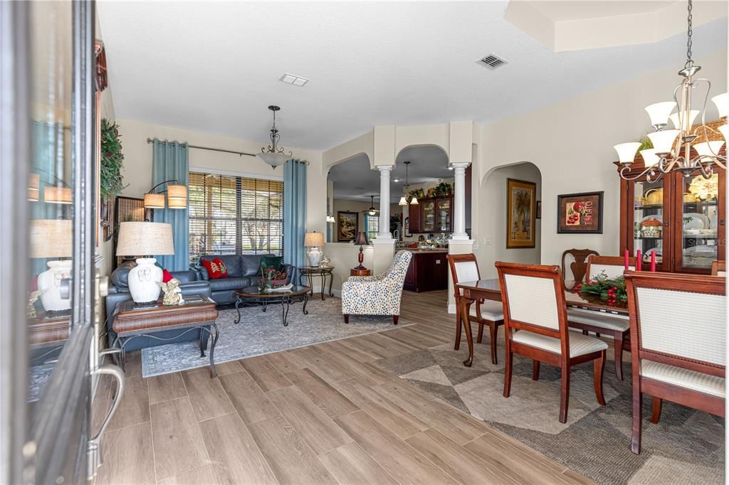 合同活跃: $419,900 (3 贝兹, 2 浴室, 2015 平方英尺)