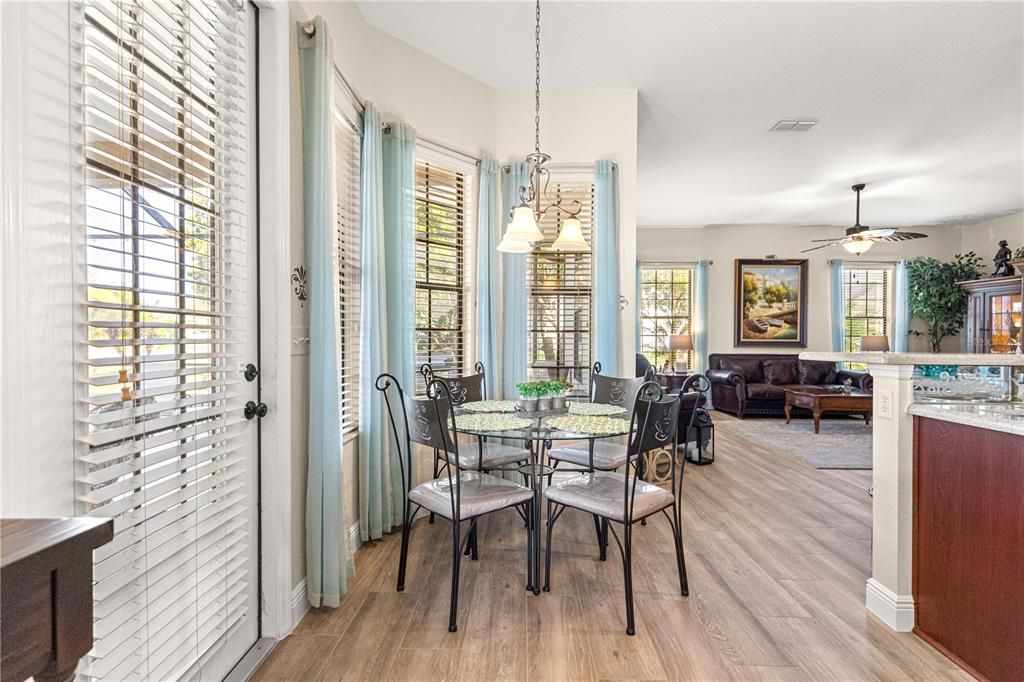 合同活跃: $419,900 (3 贝兹, 2 浴室, 2015 平方英尺)