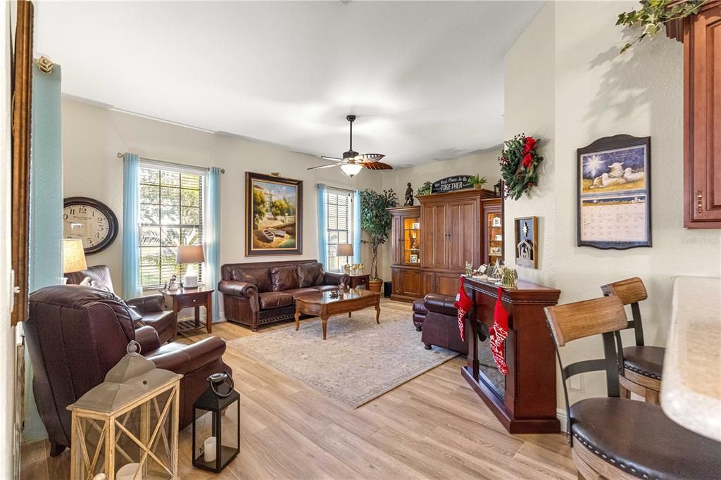 合同活跃: $419,900 (3 贝兹, 2 浴室, 2015 平方英尺)