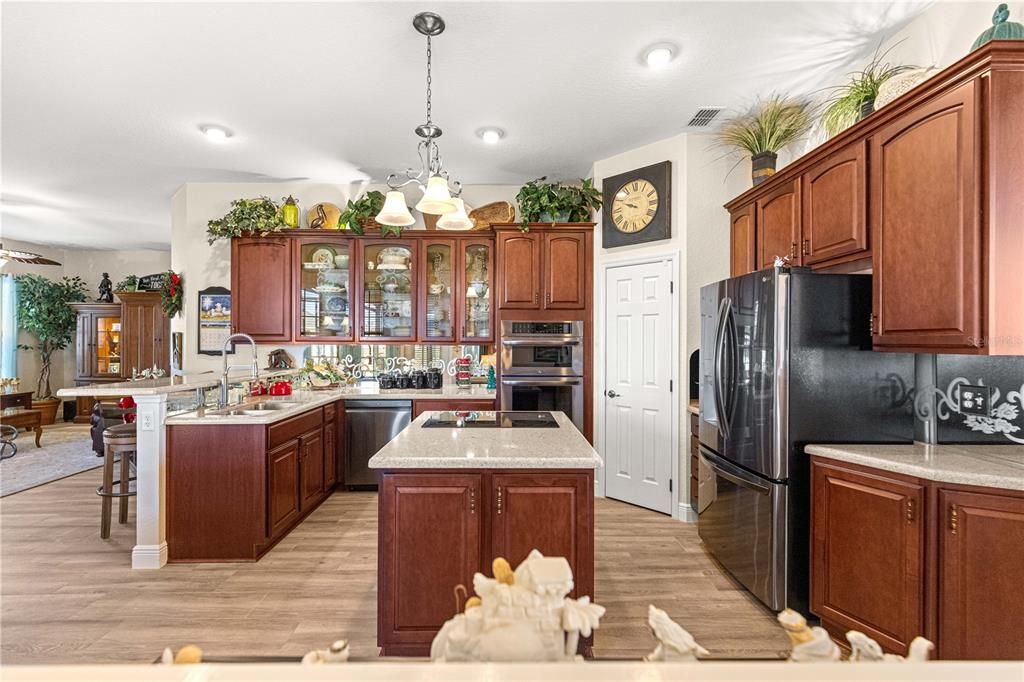 合同活跃: $419,900 (3 贝兹, 2 浴室, 2015 平方英尺)