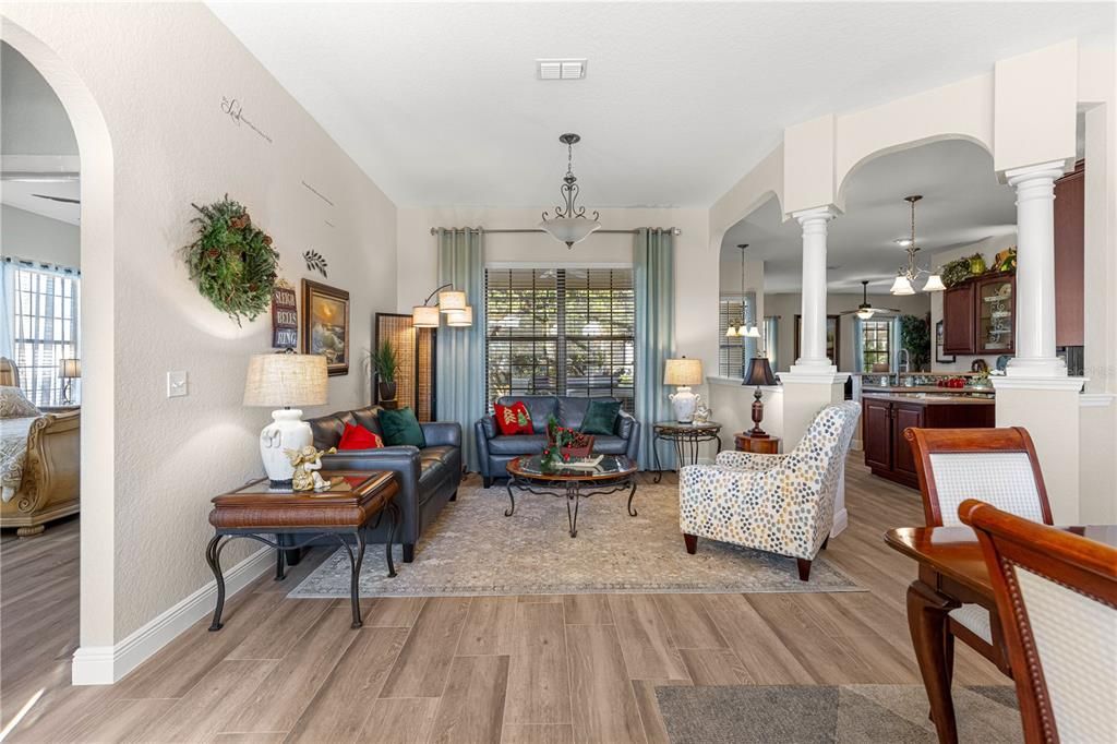 合同活跃: $419,900 (3 贝兹, 2 浴室, 2015 平方英尺)