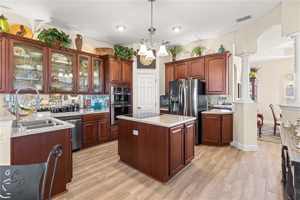 合同活跃: $419,900 (3 贝兹, 2 浴室, 2015 平方英尺)