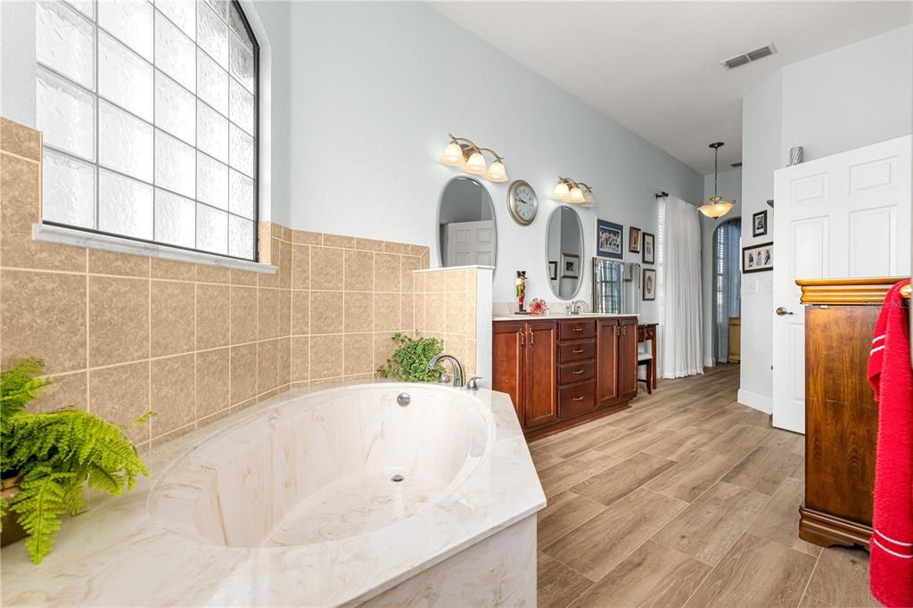 合同活跃: $419,900 (3 贝兹, 2 浴室, 2015 平方英尺)