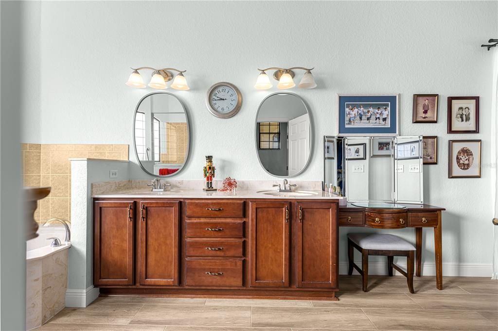 合同活跃: $419,900 (3 贝兹, 2 浴室, 2015 平方英尺)