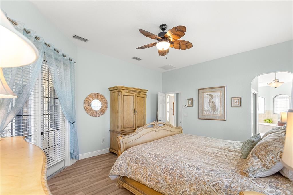 合同活跃: $419,900 (3 贝兹, 2 浴室, 2015 平方英尺)