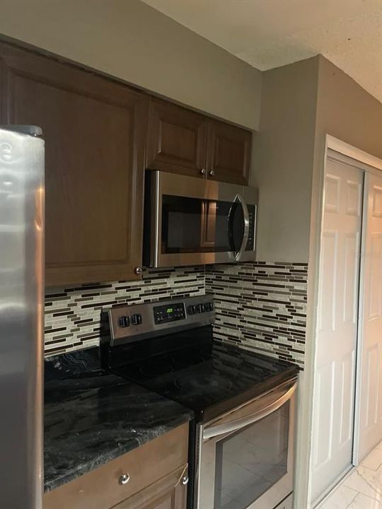 For Sale: $359,999 (3 beds, 2 baths, 1094 Square Feet)