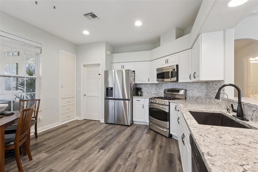 待售: $295,000 (3 贝兹, 2 浴室, 1451 平方英尺)