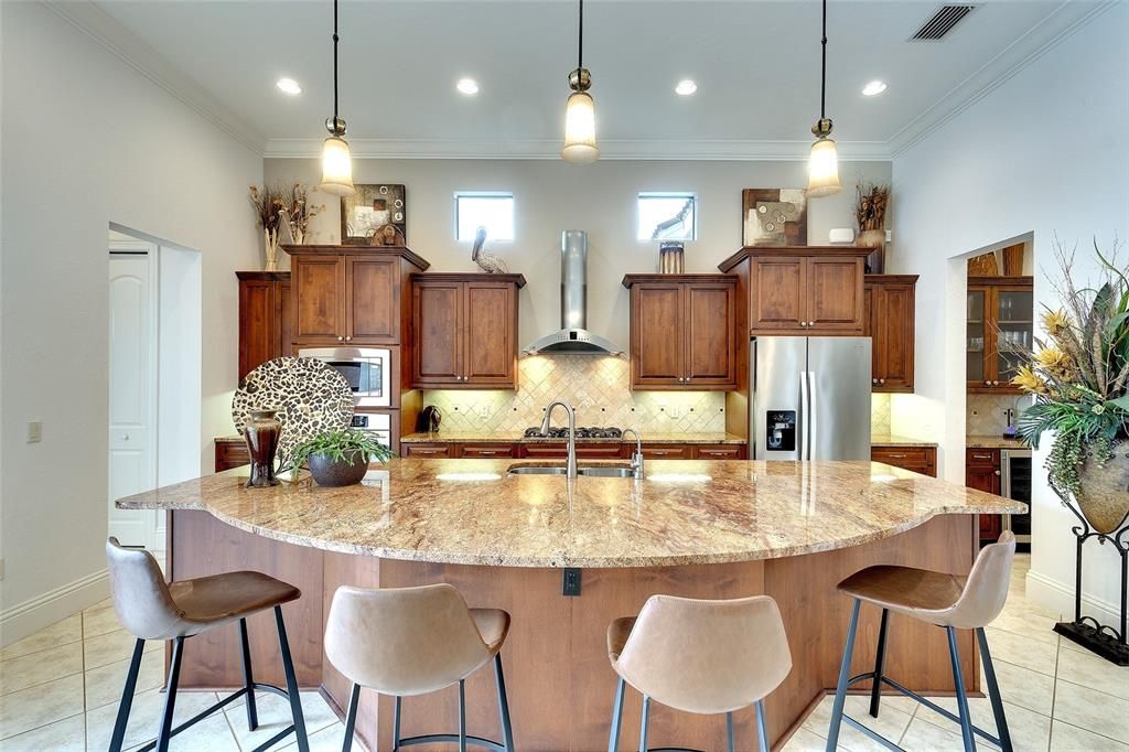 En Venta: $1,150,000 (3 camas, 3 baños, 2519 Pies cuadrados)