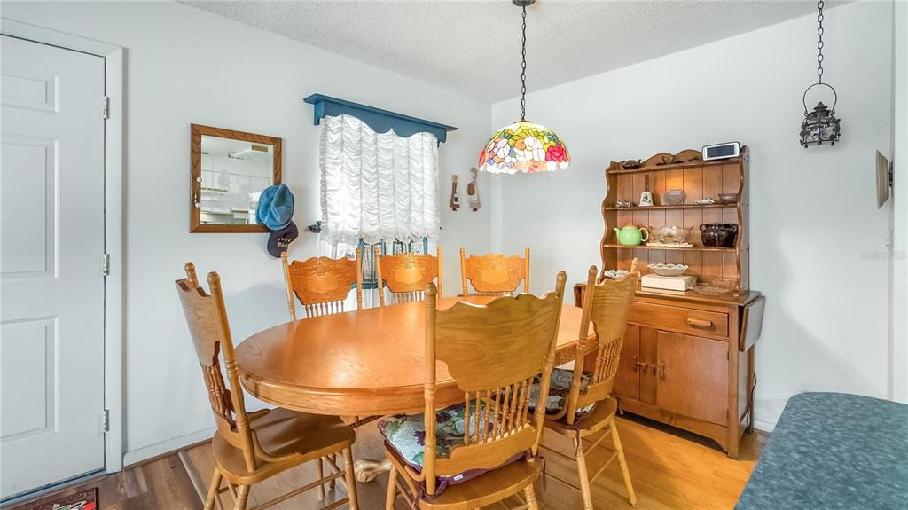 На продажу: $349,900 (3 спален, 2 ванн, 1300 Квадратных фут)