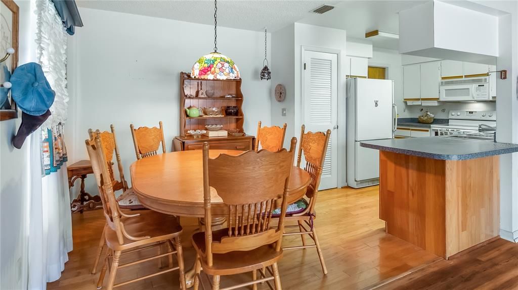 На продажу: $349,900 (3 спален, 2 ванн, 1300 Квадратных фут)