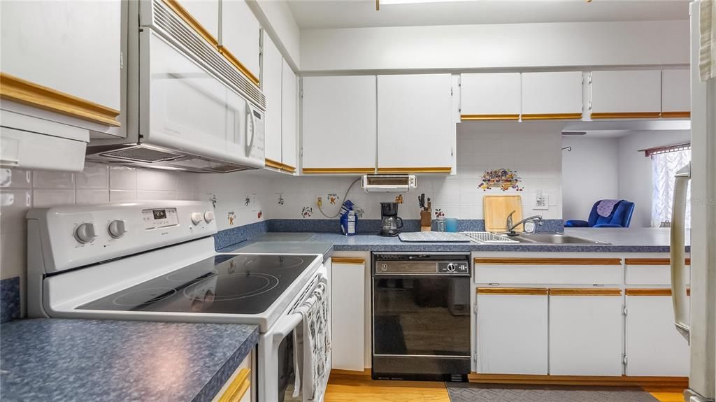 На продажу: $349,900 (3 спален, 2 ванн, 1300 Квадратных фут)