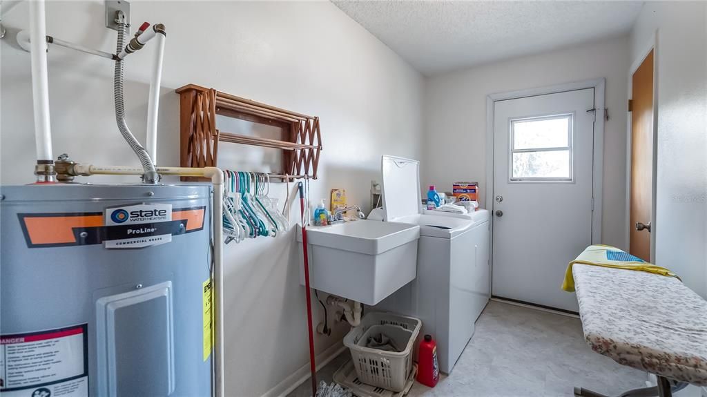 На продажу: $349,900 (3 спален, 2 ванн, 1300 Квадратных фут)