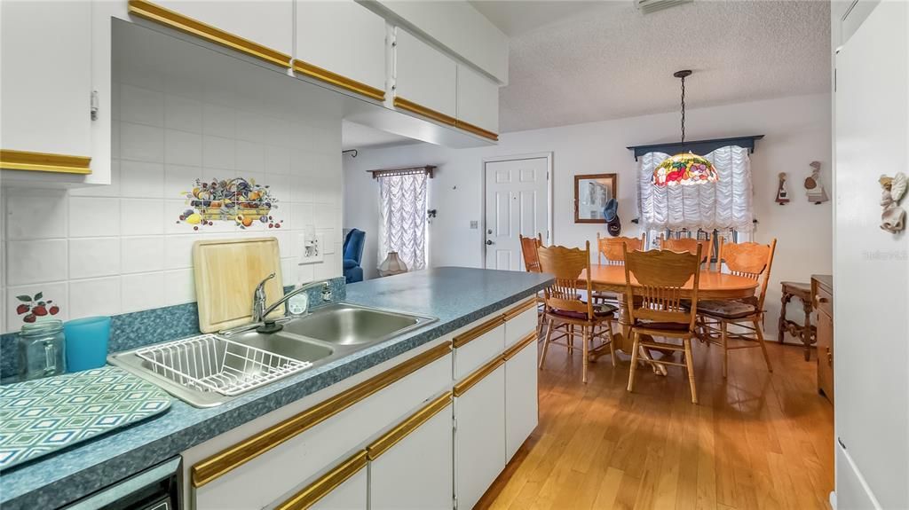 На продажу: $349,900 (3 спален, 2 ванн, 1300 Квадратных фут)