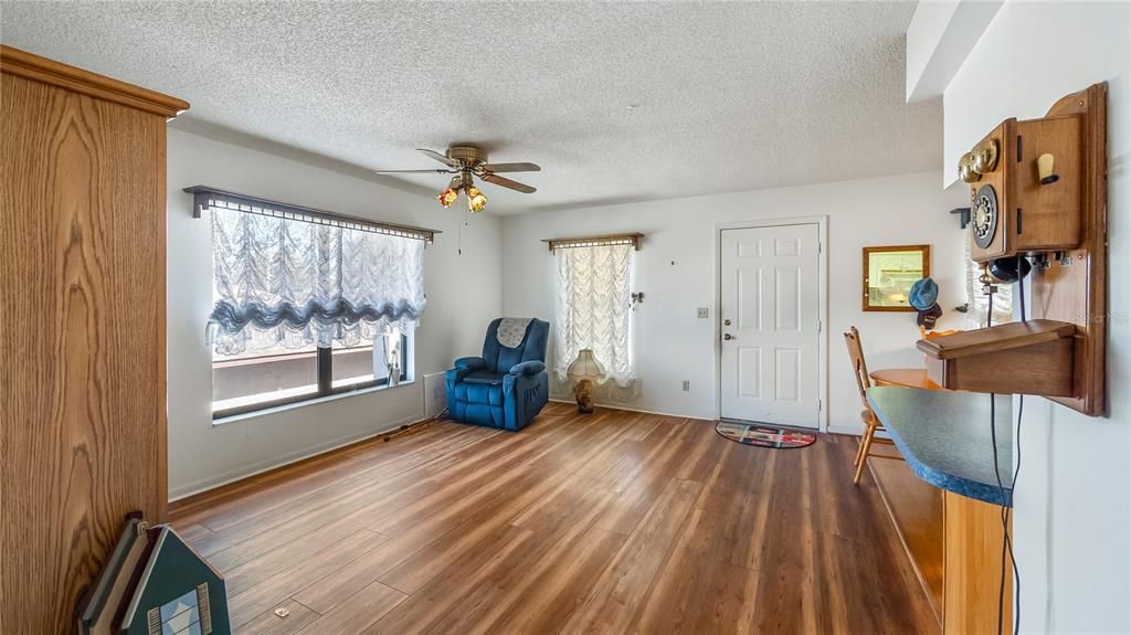 На продажу: $349,900 (3 спален, 2 ванн, 1300 Квадратных фут)