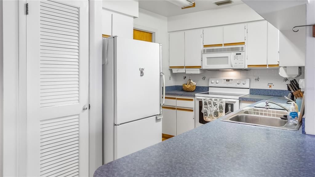 На продажу: $349,900 (3 спален, 2 ванн, 1300 Квадратных фут)