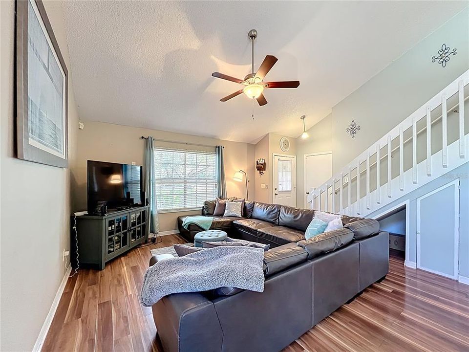 For Sale: $349,900 (3 beds, 2 baths, 1420 Square Feet)