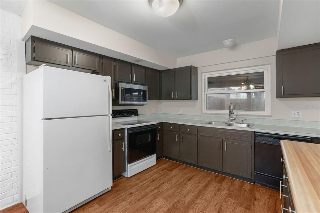 For Rent: $2,450 (4 beds, 2 baths, 1645 Square Feet)