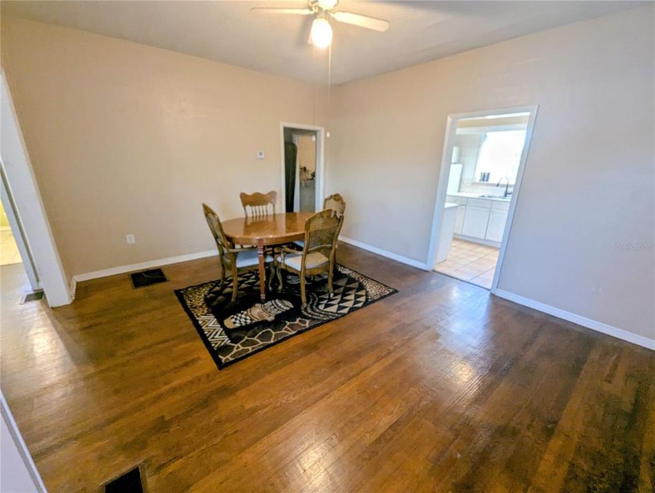 待售: $155,000 (2 贝兹, 1 浴室, 1001 平方英尺)