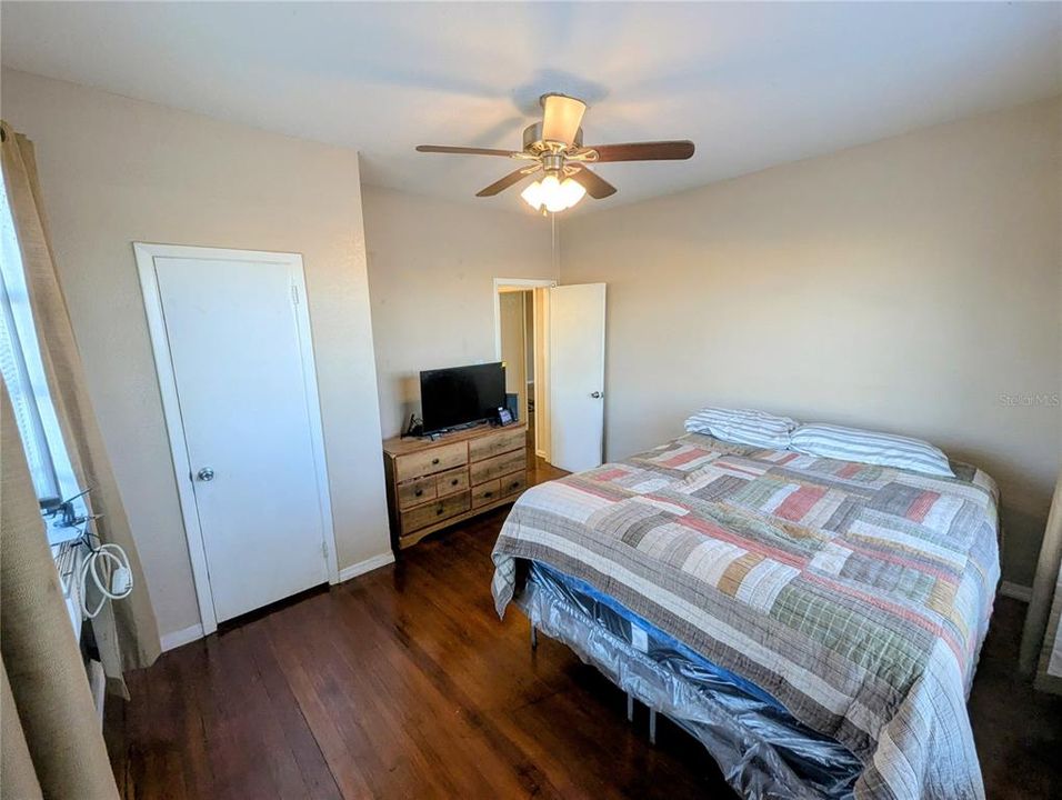 待售: $155,000 (2 贝兹, 1 浴室, 1001 平方英尺)