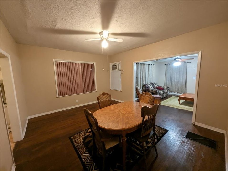 待售: $155,000 (2 贝兹, 1 浴室, 1001 平方英尺)