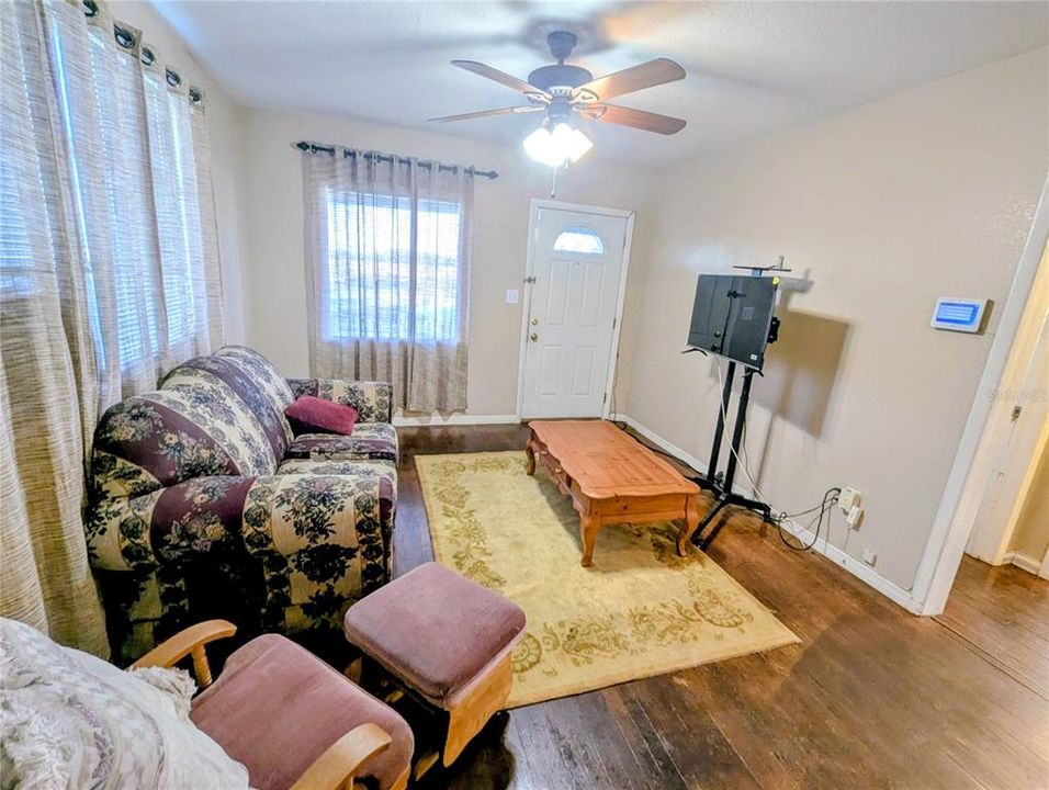 待售: $155,000 (2 贝兹, 1 浴室, 1001 平方英尺)