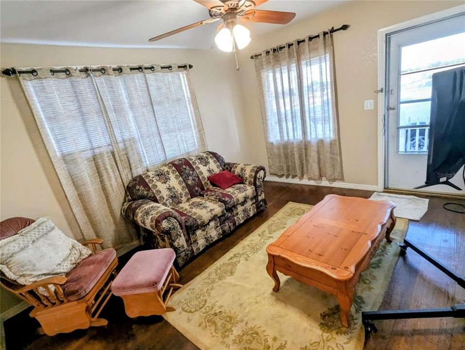 待售: $155,000 (2 贝兹, 1 浴室, 1001 平方英尺)