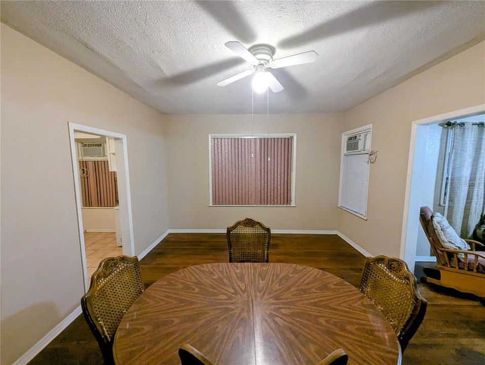 待售: $155,000 (2 贝兹, 1 浴室, 1001 平方英尺)