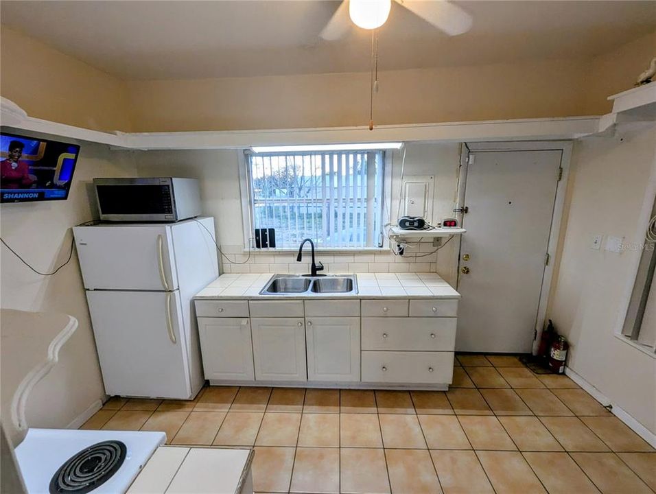 待售: $155,000 (2 贝兹, 1 浴室, 1001 平方英尺)