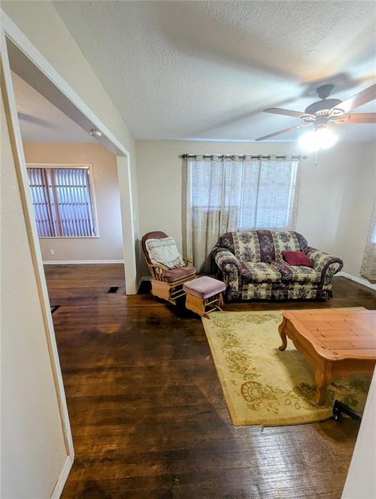 待售: $155,000 (2 贝兹, 1 浴室, 1001 平方英尺)