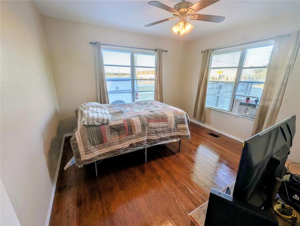 待售: $155,000 (2 贝兹, 1 浴室, 1001 平方英尺)