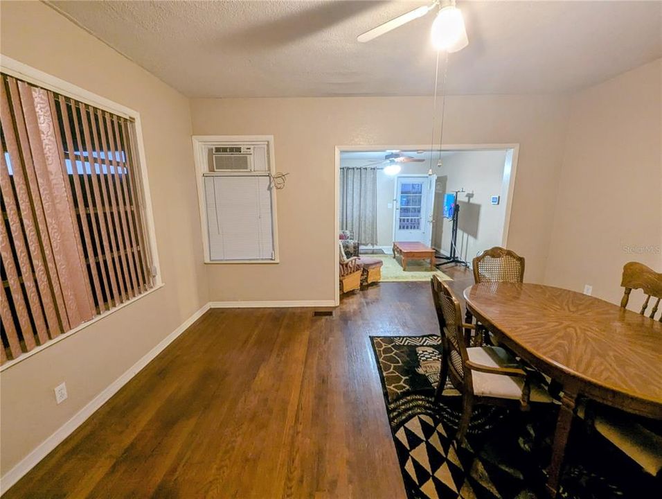 待售: $155,000 (2 贝兹, 1 浴室, 1001 平方英尺)