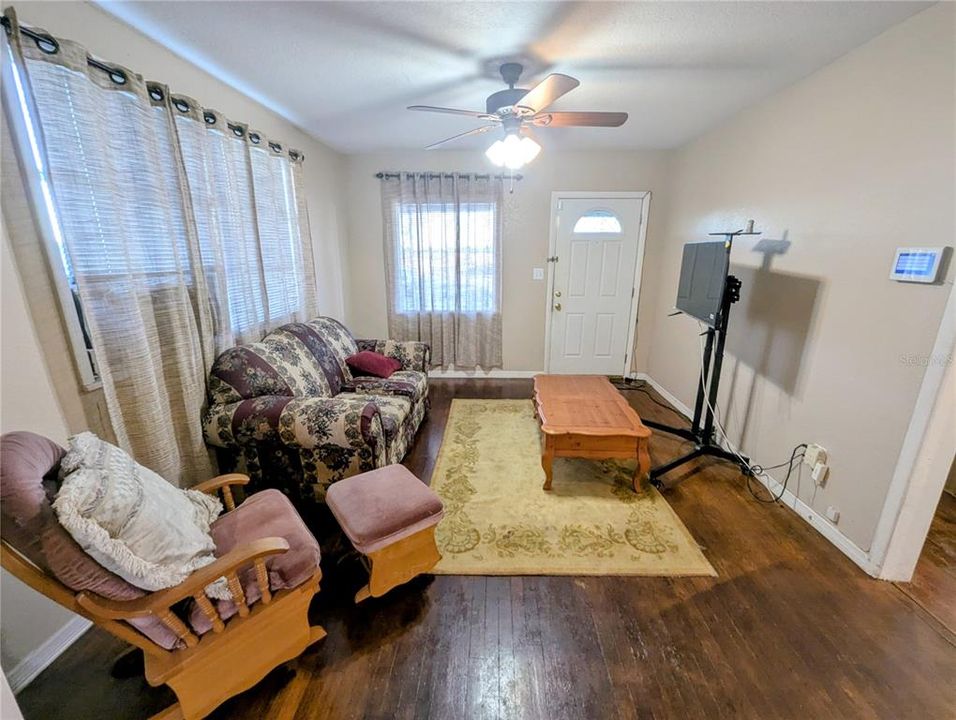 待售: $155,000 (2 贝兹, 1 浴室, 1001 平方英尺)