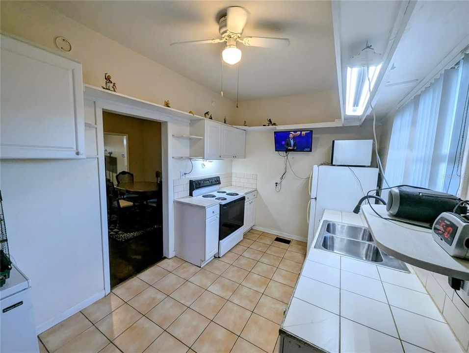 待售: $155,000 (2 贝兹, 1 浴室, 1001 平方英尺)