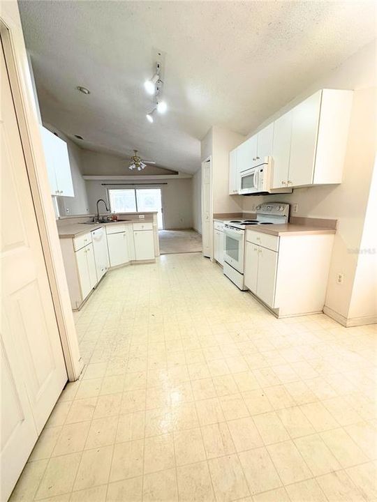 For Sale: $249,000 (3 beds, 2 baths, 1716 Square Feet)