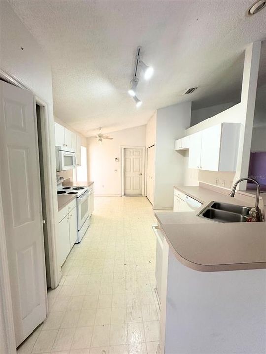 For Sale: $249,000 (3 beds, 2 baths, 1716 Square Feet)