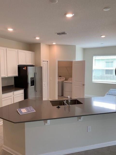 En Renta: $2,450 (4 camas, 3 baños, 2090 Pies cuadrados)