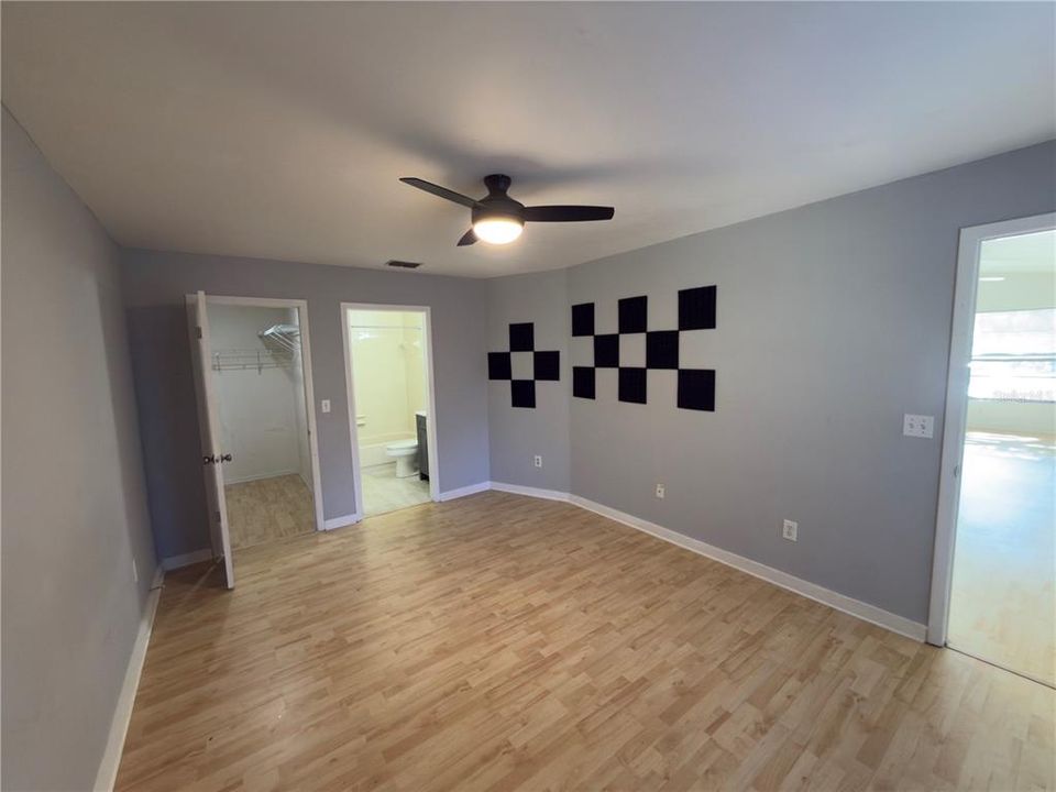 出租: $1,300 (2 贝兹, 2 浴室, 912 平方英尺)