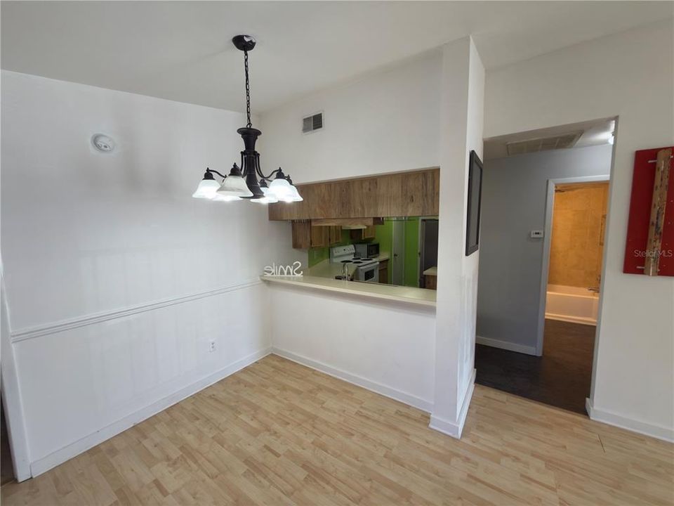 出租: $1,300 (2 贝兹, 2 浴室, 912 平方英尺)