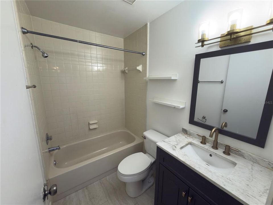 出租: $1,300 (2 贝兹, 2 浴室, 912 平方英尺)