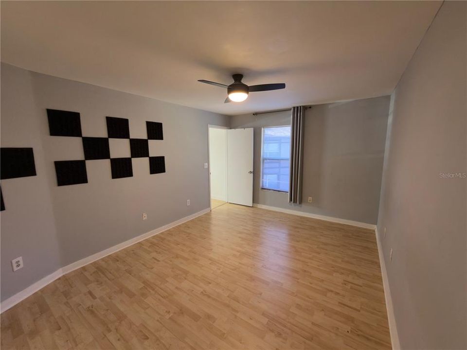 出租: $1,300 (2 贝兹, 2 浴室, 912 平方英尺)