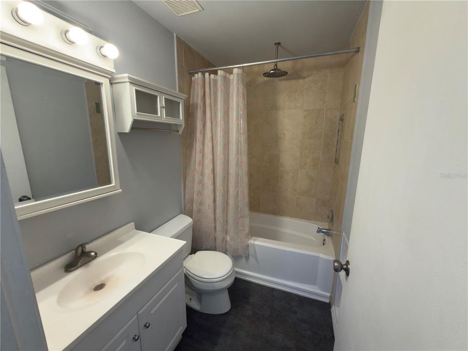 出租: $1,300 (2 贝兹, 2 浴室, 912 平方英尺)