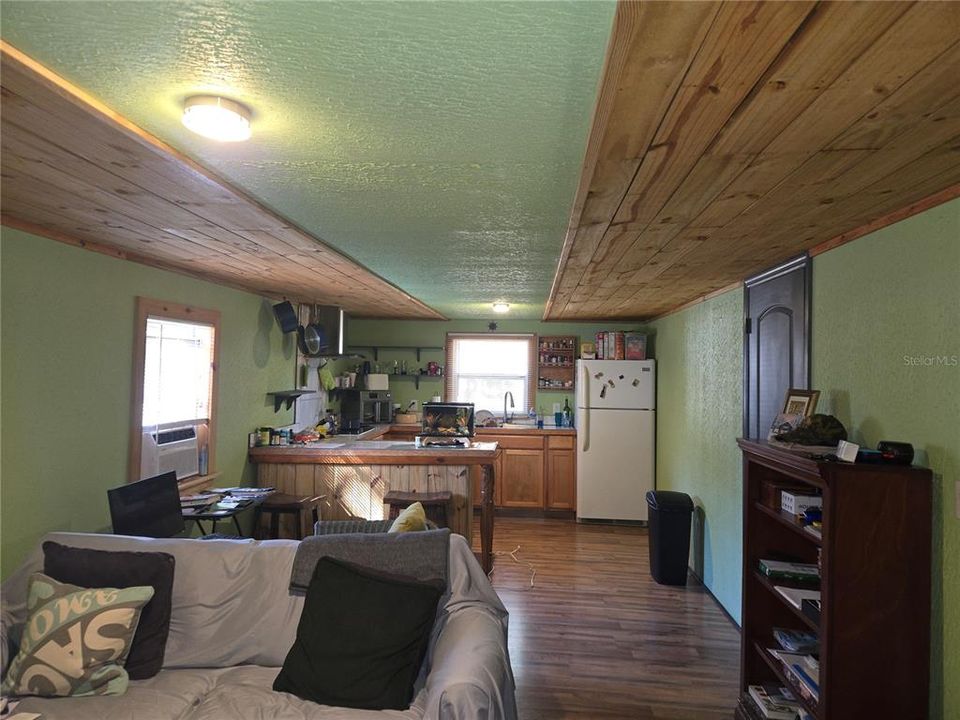For Sale: $89,000 (2 beds, 1 baths, 1024 Square Feet)